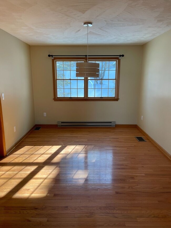 Building Photo - Spacious 3 Bedroom Ranch with finished basement available July!