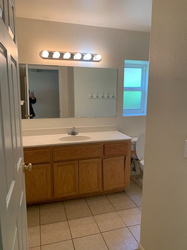 Building Photo - 607e