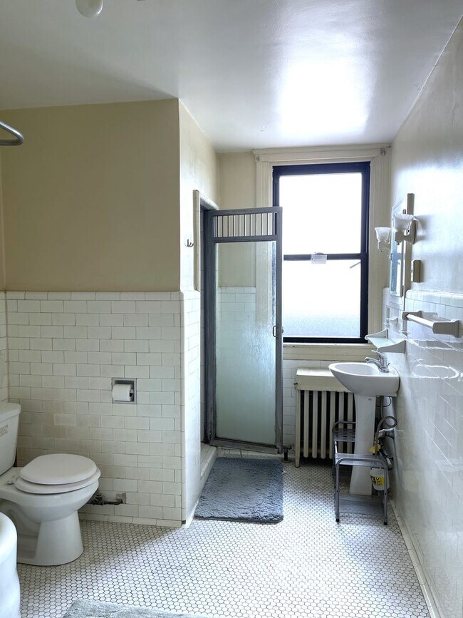 Building Photo - 409 S Pacific Ave