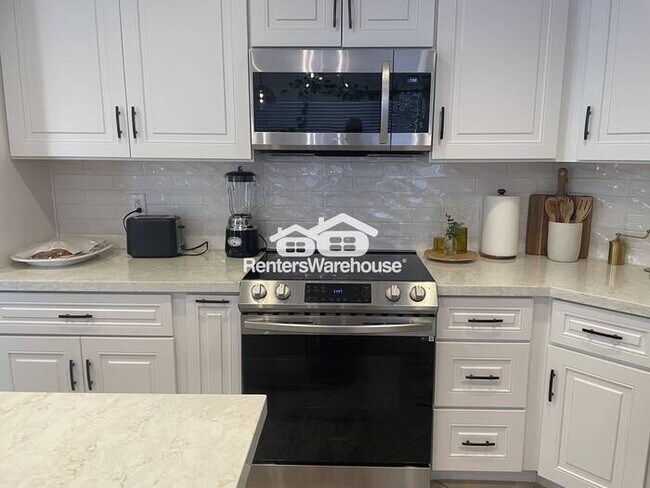 Building Photo - Hillcrest Beauty 4bed 3bath P00L Grass Bac...