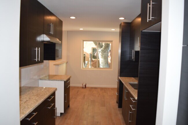 Building Photo - 204 Monroe St NE