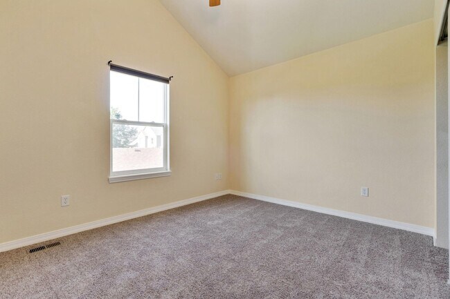 Building Photo - Beautiful 3-Bedroom, 2½-Bath Home with Ope...