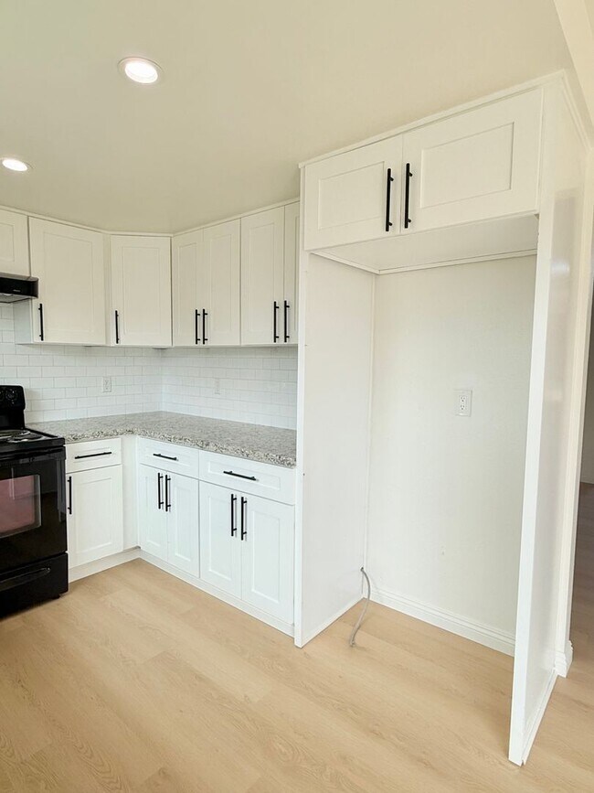 Building Photo - 3Bed/3Bath House Plus Office in South Torr...