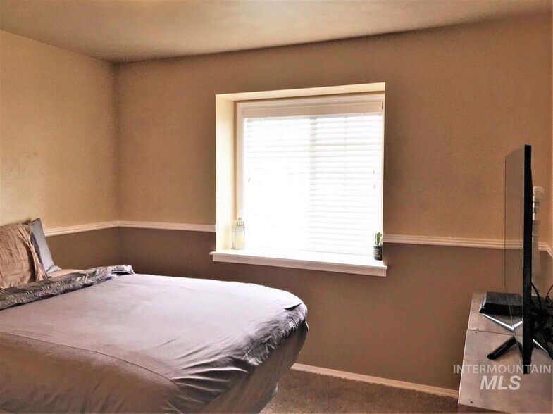 Building Photo - 5008 N Rothmans Ave