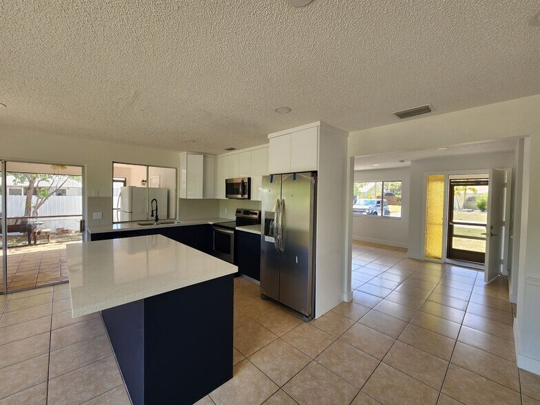 Building Photo - REMODELED 2 bedroom 2 bathroom in NE Cape Coral