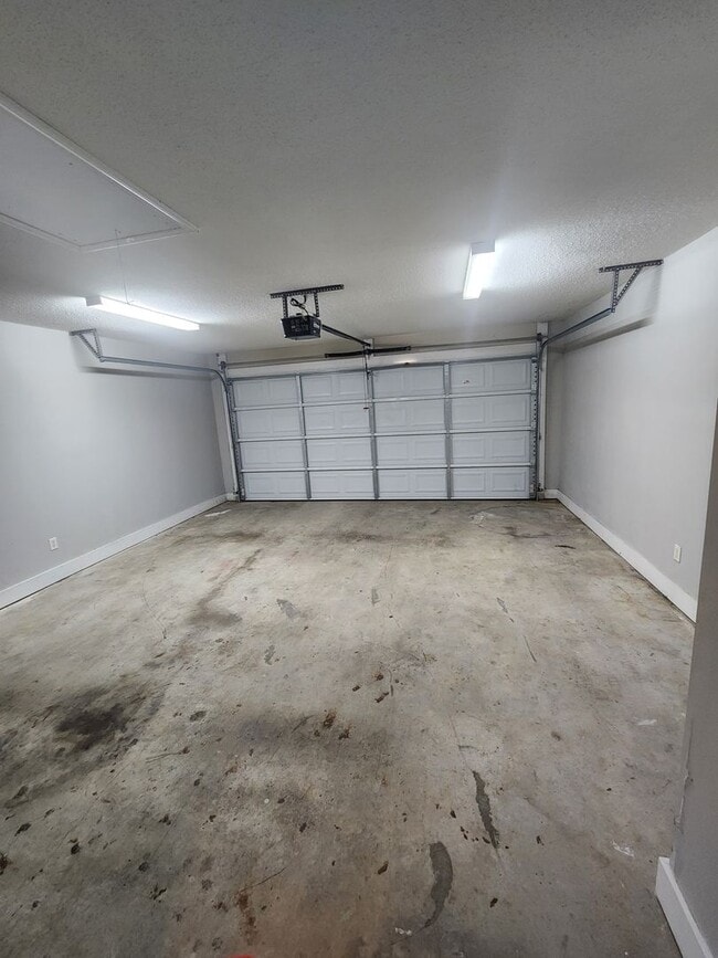 Building Photo - Cozy 3 Bed 2 Bath Home Available Now