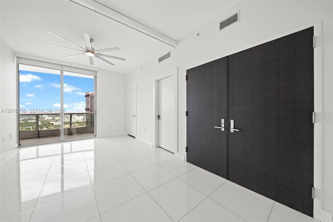 Building Photo - 900 Biscayne Blvd