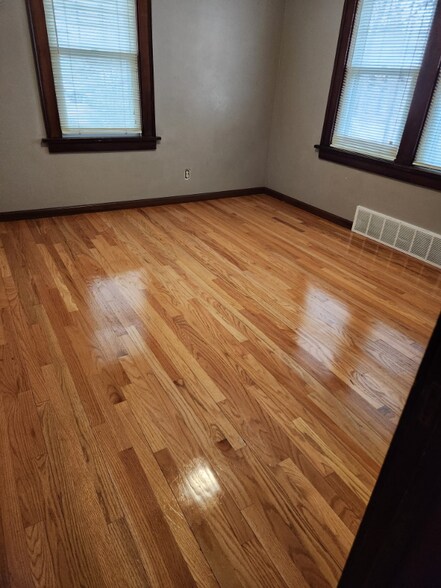 Building Photo - 2600 S 40th St