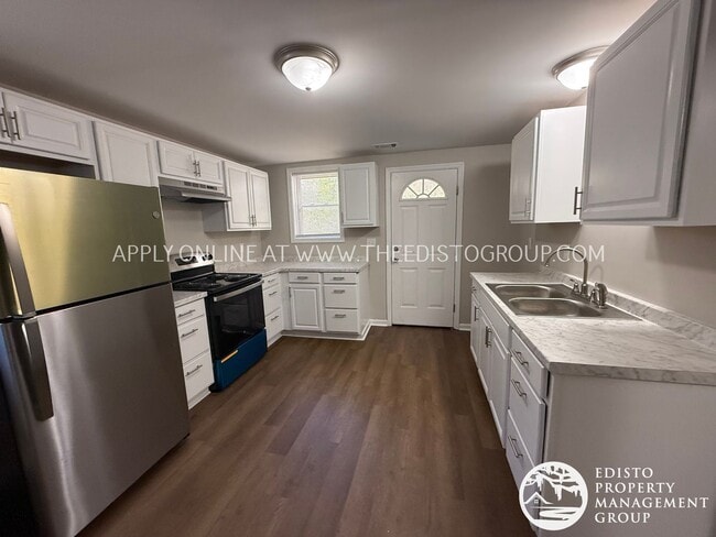 Building Photo - Updated 3BR Home with Large Yard