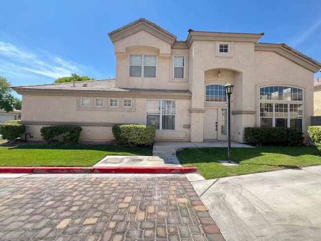 Building Photo - Wonderfully two-story single-family property