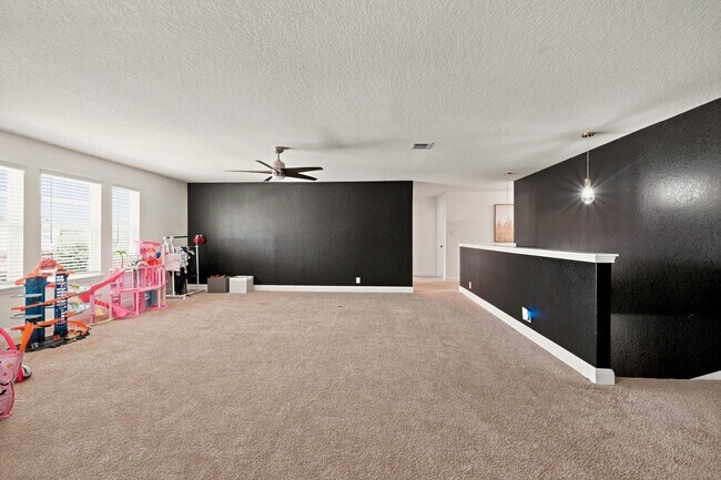 Building Photo - Spacious 6 Bedroom with Media Room!
