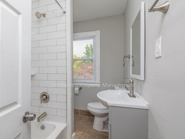 Building Photo - 116 W Main St