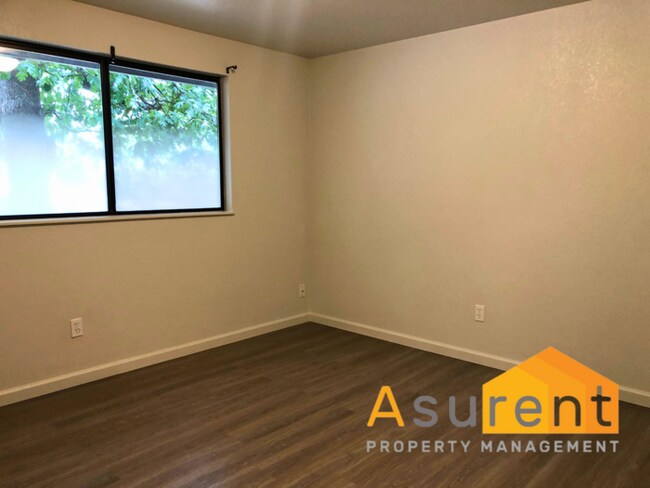 Building Photo - $500 off first months rent. Fully Remodele...