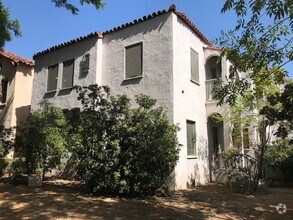 Building Photo - 332 N Oakhurst Dr