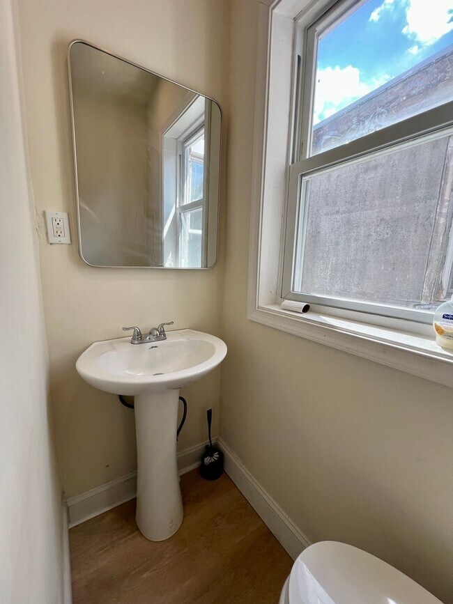 Building Photo - Newly Renovated 3-Bedroom Townhome in Fairhill! Available NOW!