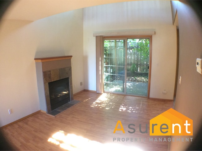 Building Photo - 2-Bedroom Townhouse Close to Hospitals, Gr...
