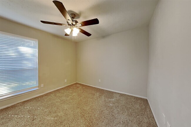 Building Photo - 2515 Chestnut Cir