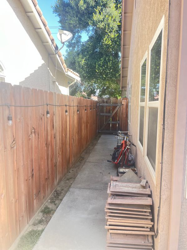 Building Photo - 1121 Overland Ave