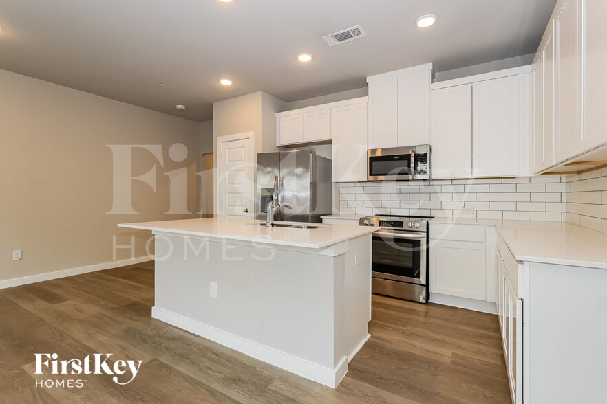 Building Photo - 18342 W Centro Cir