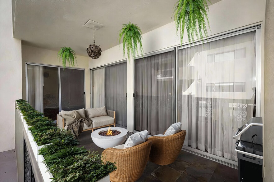 Balcony - 11970 Montana Ave