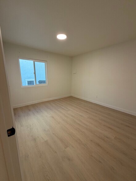 Building Photo - 661 W Ave 28