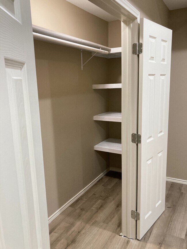 Building Photo - 2113 W Barcelona Ave