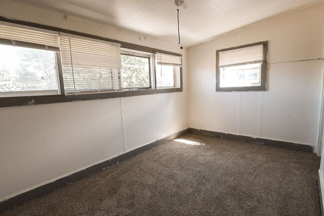 Building Photo - 5 Bedroom, 2 bath home!