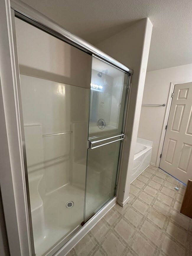 Building Photo - Spacious 2 bed/2.5 bath with bonus room townhome off Road 68