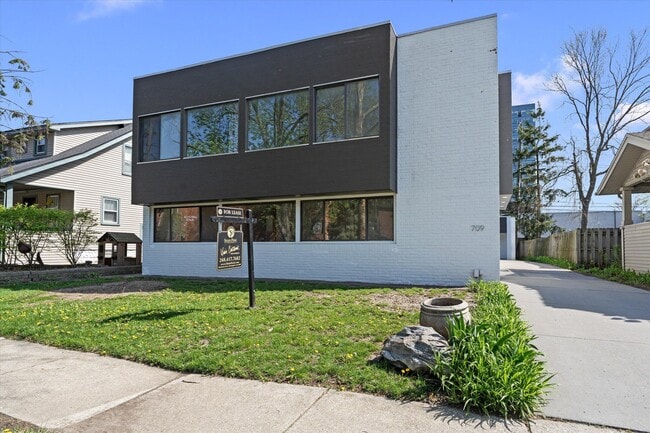 Building Photo - 709 Ann St