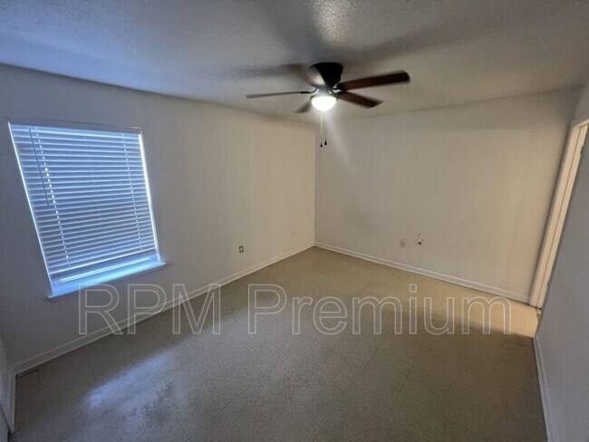 Building Photo - 2150 N Sherwood Forest Dr
