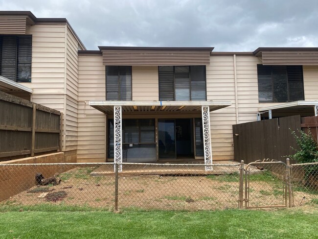 Building Photo - Three Bedroom Townhouse