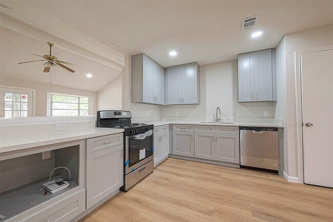 Building Photo - 6919 Maczali Dr