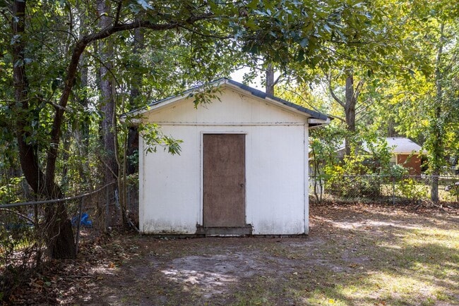Building Photo - Welcome to this beautiful newly renovated 3-bedroom brick ranch!