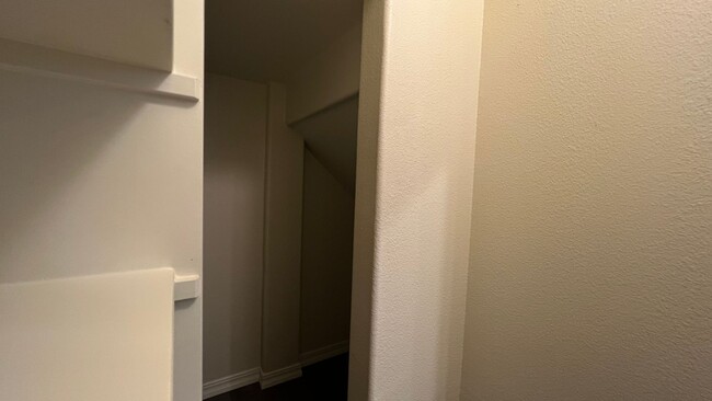 Building Photo - 2 Bed 2 Bath Townhouse