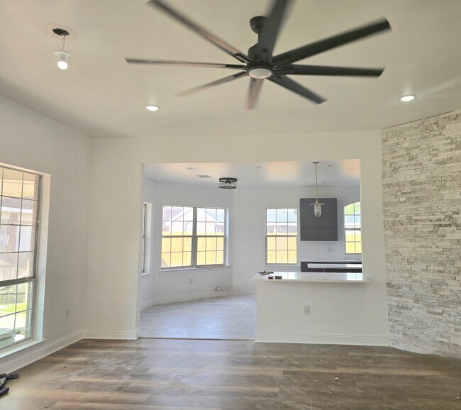 Building Photo - 20315 Lakeland Falls Dr