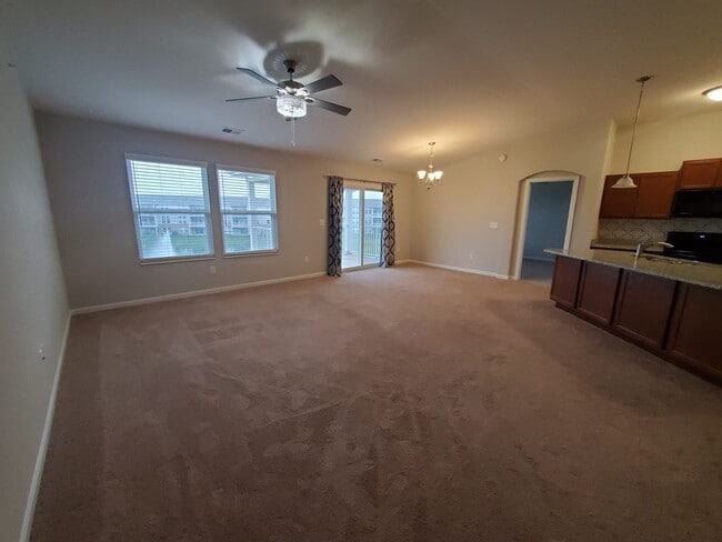 Building Photo - Beautiful 2 bedroom condo near Austin Landing!