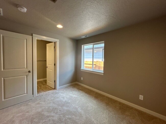 Building Photo - 3 Bedroom / 2 Bathroom Home in NW Redmond