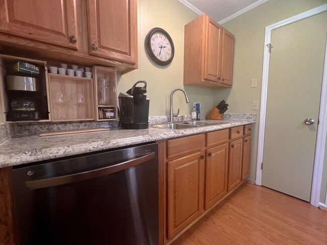 Building Photo - Charming 3 bedroom, 1 1/2 bathroom home in...