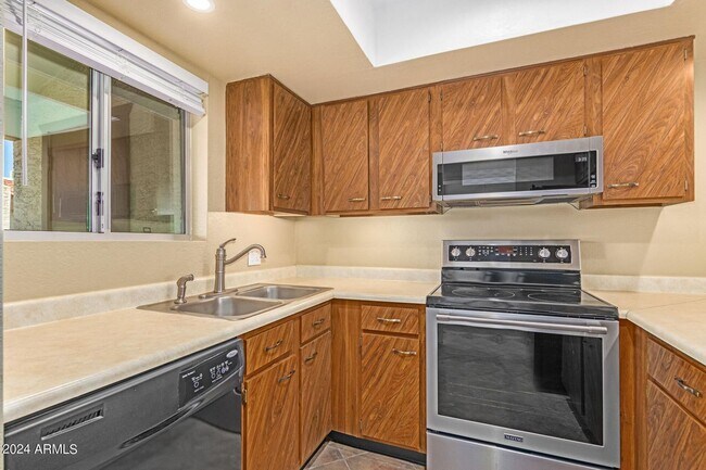 Building Photo - $500 OFF!!!!  at MOVE-IN -GREAT LOCATION -...