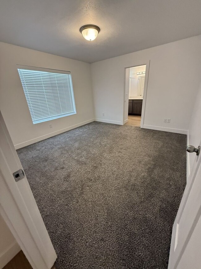 Building Photo - Spacious 3-Bedroom Upper-Level Home in Gra...