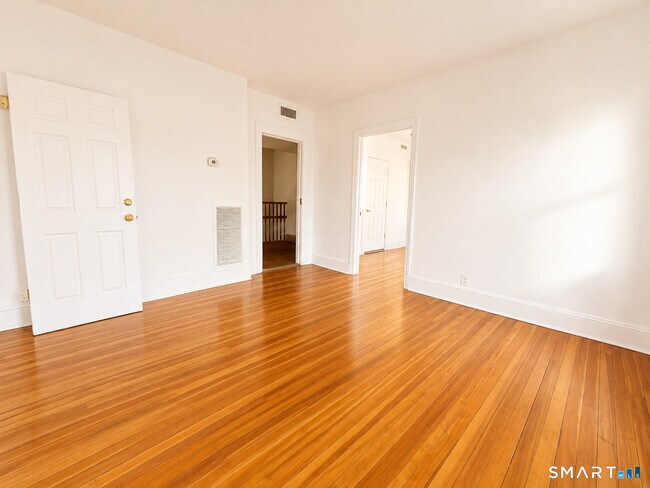 Building Photo - 545 Huntington Rd