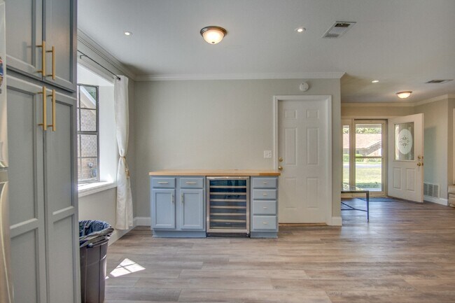 Building Photo - Modern and updated 3/ 2 bath ranch home in Old Hickory Subdivision of SW Pensacola Near NAS and P...