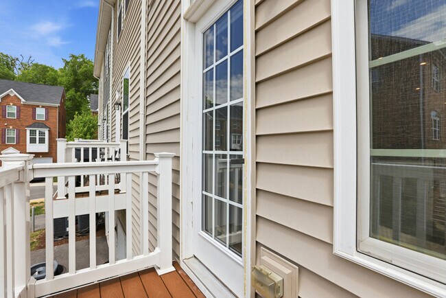 Building Photo - 4915 Crest View Dr