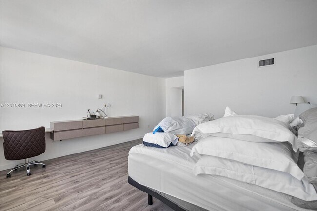 Building Photo - 825 Brickell Bay Dr