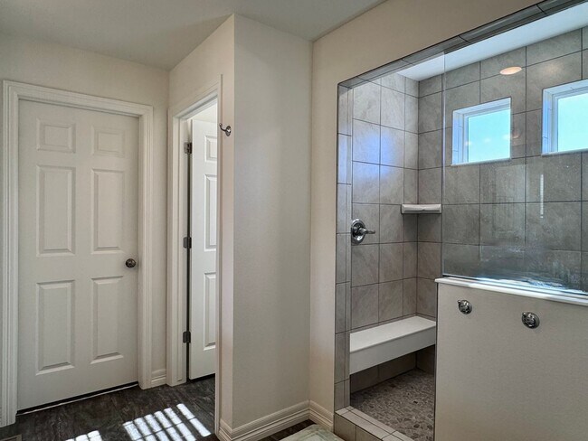 Building Photo - Beautifully Maintained 3 Bed/2.5 Bath Home...