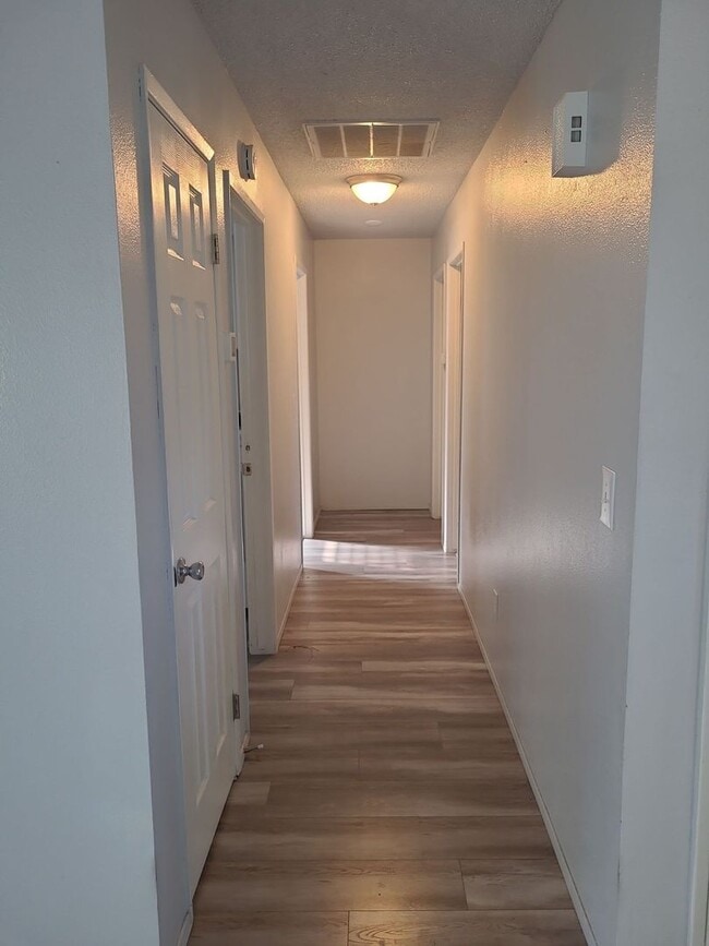 Building Photo - 1/2 OFF OCTOBER RENT - House with Garage &...