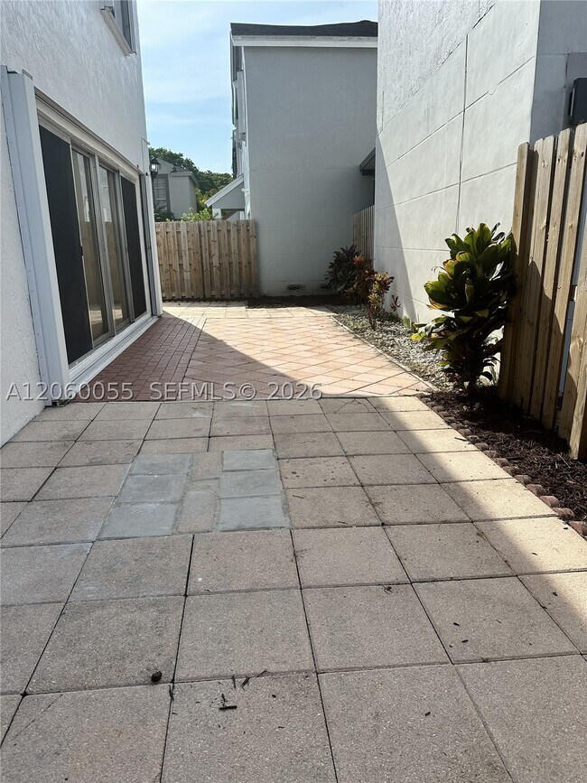 Building Photo - 9055 SW 147th Ct