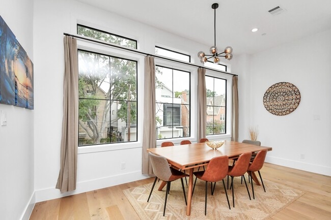 Building Photo - 2303 Yupon St