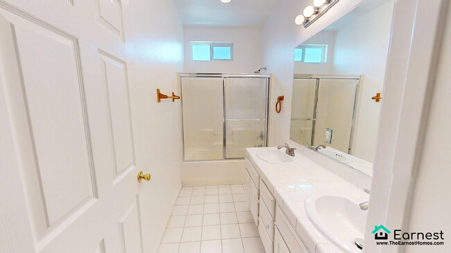 Building Photo - Bright & Stylish 4BR Townhouse with Privat...