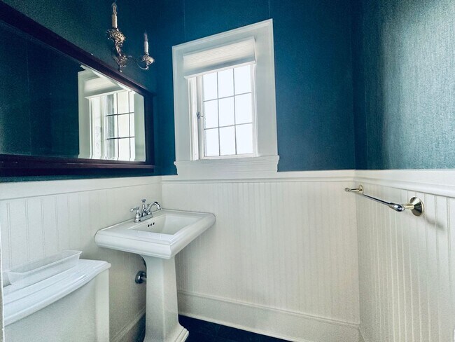 Building Photo - 671 Prospect St